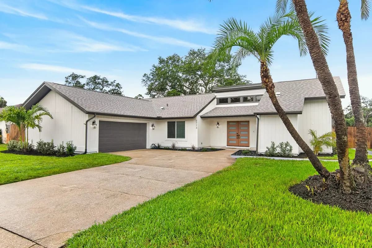 Front exterior of a featured property on Valencia Lane in Palm Harbor